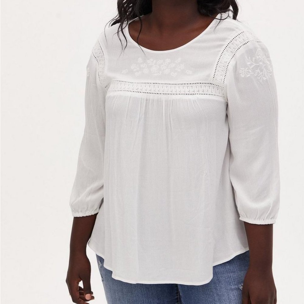 Torrid White Crinkle Gauze Embroidered Top size 3x